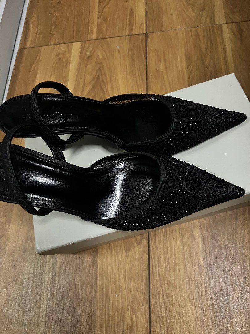 MOTF POINTY HEELS (Category: Heels) located in Bulacan. Submitted by sgnzj (Listing ID 1469657667, Image 2). Description: USED ONCE (GRADUATION) 2 INCH HEELS HINDI MAHIRAP ILAKAD POINTED AND SPARKLY WHICH IS GOOD FOR ELEGANT EVENT OR DATE SIZE: 39 UERO .