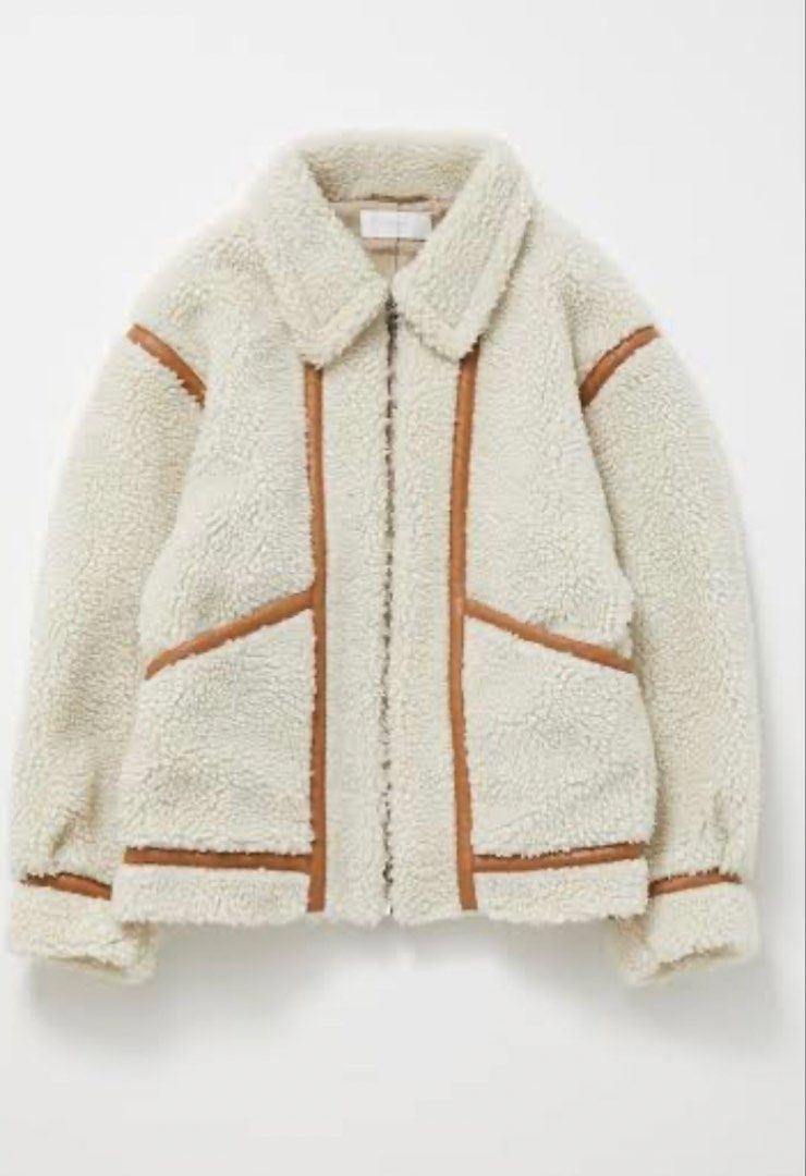 Moussy Oversize Boa Sherpa Jacket (Category: Coats, Jackets and Outerwear) located in Amadeo. Submitted by mavmadel (Listing ID 1469639819, Image 2). Description: -free size -like new -with small rub sa may pocket and -color rate 10/10 Ganda!.