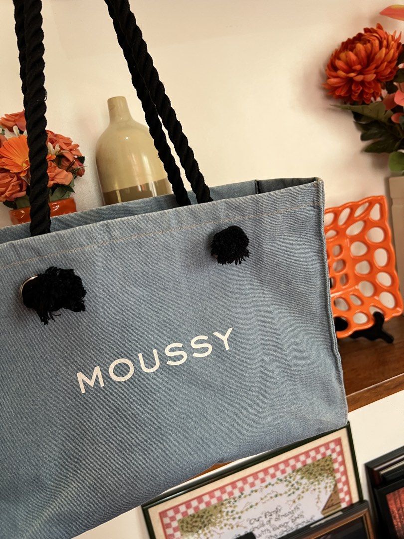 MOUSSY SHOPPERS BAG (Category: Tote Bags) located in Solano. Submitted by aljoners (Listing ID 1469667466, Image 3). Description: Color rate: 10/10 Condition: 10/10 Issue/s: None “Color may vary due to lighting”.