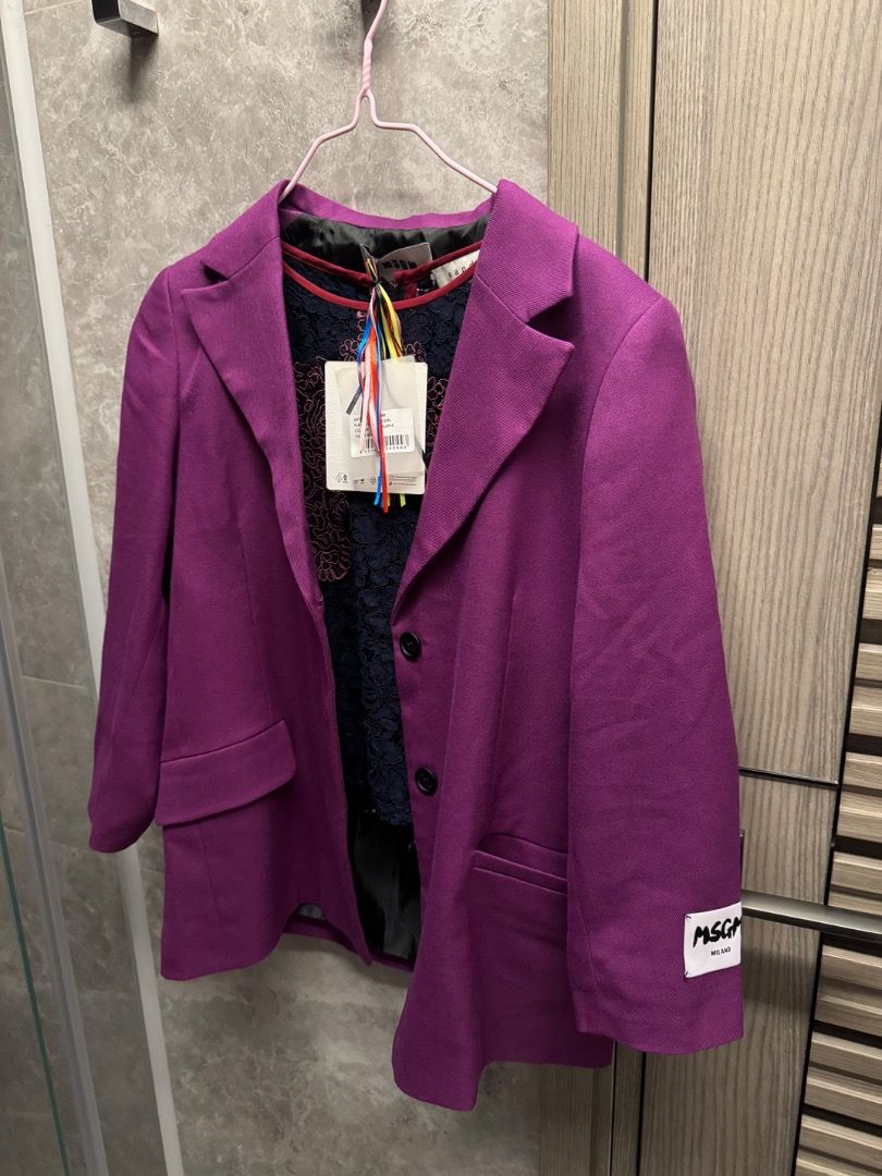 MSGM jacket （分類：連身裙）位於 Hong Kong。 由 sellforbuying 提交（商品編號 1469724352，圖片 2）。簡介： MSGM jacket 剪裁特別。入面有內裡。有牌未拆，吊牌仲喺度。細節好靚，質料亦舒服，鍾意就好聯絡我。。