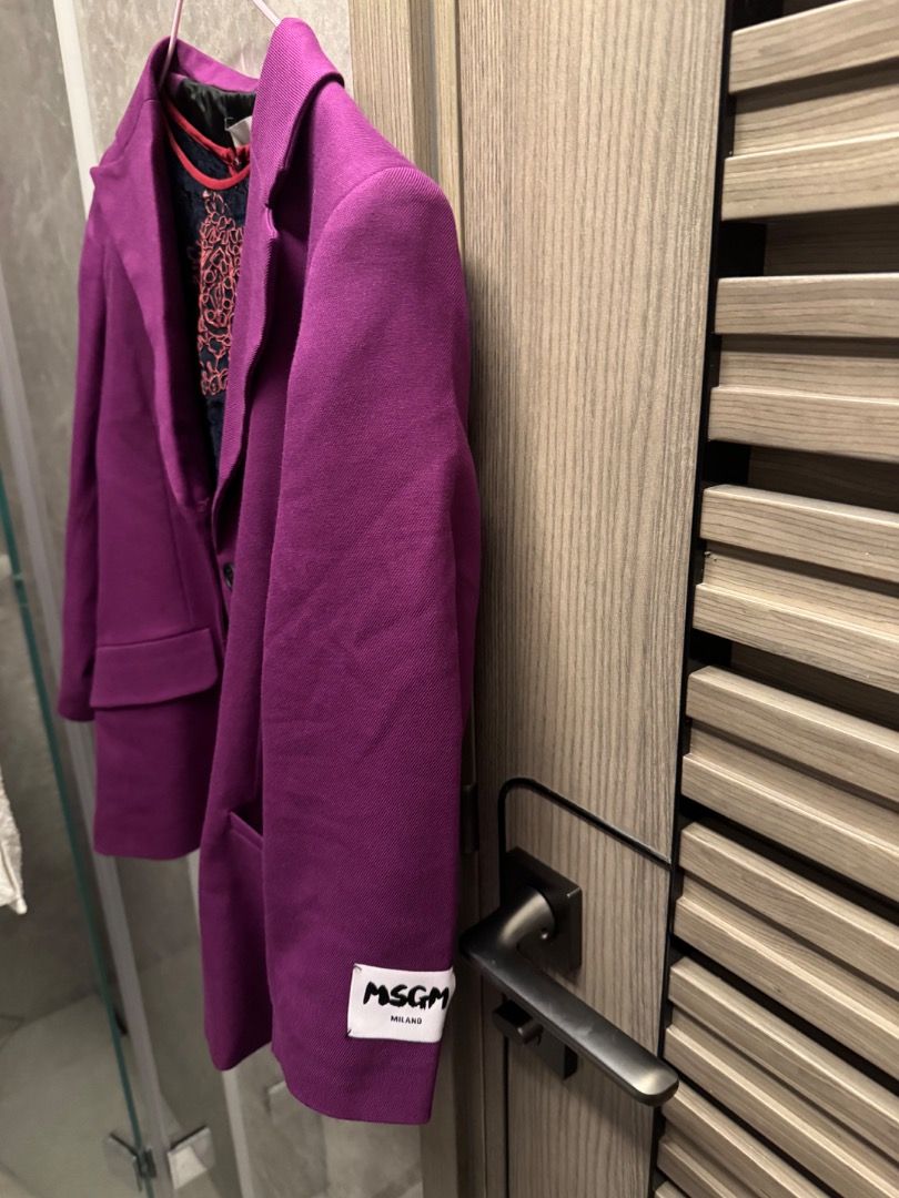 MSGM jacket （分類：連身裙）位於 Hong Kong。 由 sellforbuying 提交（商品編號 1469724352，圖片 1）。簡介： MSGM jacket 剪裁特別。入面有內裡。有牌未拆，吊牌仲喺度。細節好靚，質料亦舒服，鍾意就好聯絡我。。