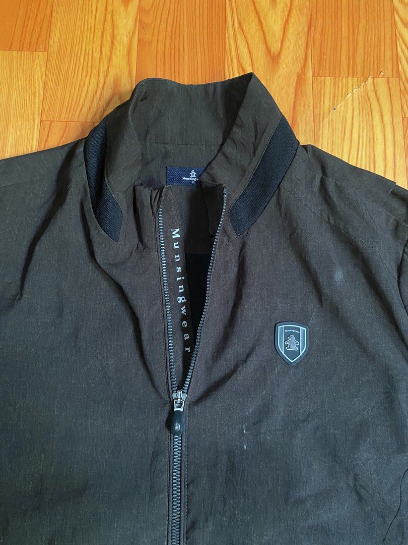 Munsingwear jacket (Category: Coats, Jackets and Outerwear) located in Cebu City. Submitted by jerianix (Listing ID 1469695943, Image 3). Description: Munsingwear jacket Size large W21 L27 Good condition Issue: scratches .