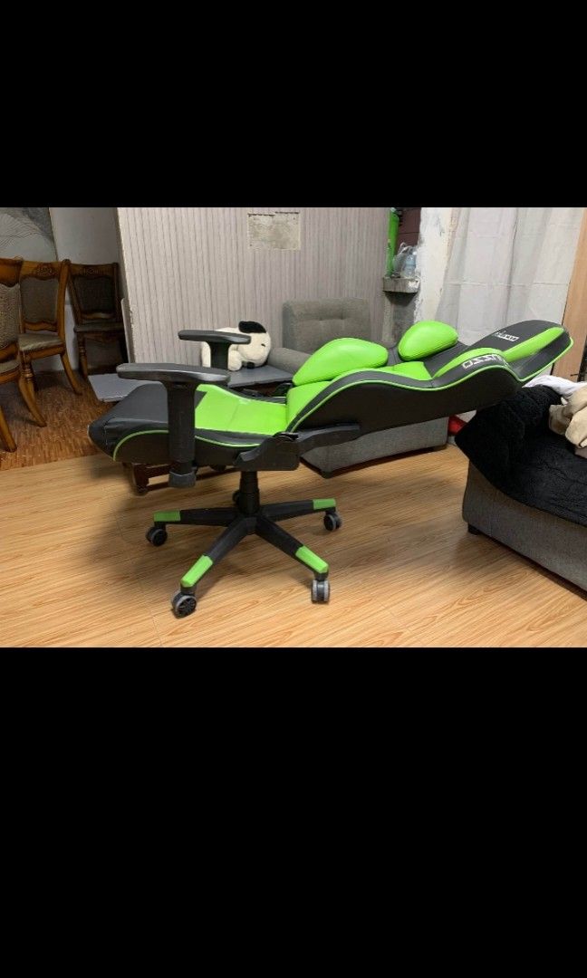Musso contoured Green gaming chair (Category: Chairs) located in Caloocan City. Submitted by freedeer.fe7129 (Listing ID 1469733477, Image 3). Description: Gana Yung lifter at reclyning Wag po mahiyang mag chat kung may gustong e tanong....