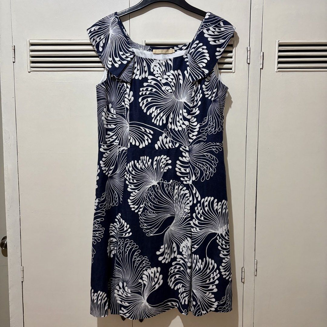 Navy & White Origami Dress Size 12 (Category: Dresses) located in Quezon City. Submitted by tflquezoncity (Listing ID 1469733389, Image 1). Description: ❤️ Episode ❤️ Navy blue and white with abstract floral pattern ❤️ Linen-cotton blend with smooth white inner lining ❤️ Sleeveless, unique origami collar, side zipper closure ❤️ Excellent condition, clean, zero flaws ❤️ Wear with pretty sling backs or gold sandals.