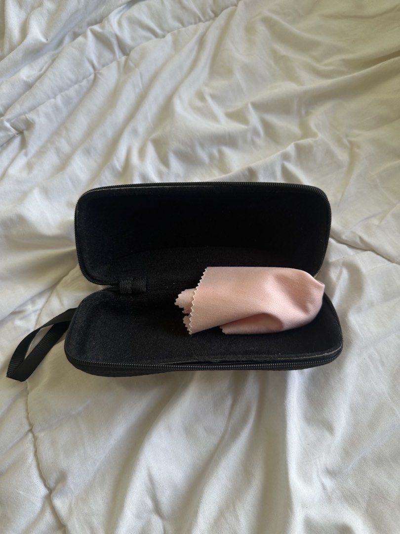 New Balance Hard-Shell Glasses / Eyewear Container Case (Category: Sunglasses & Eyewear) located in Taguig. Submitted by chrryblssmhvn (Listing ID 1469583696, Image 2). Description: bagay with polarized sports sunglasses with free microfiber cloth.