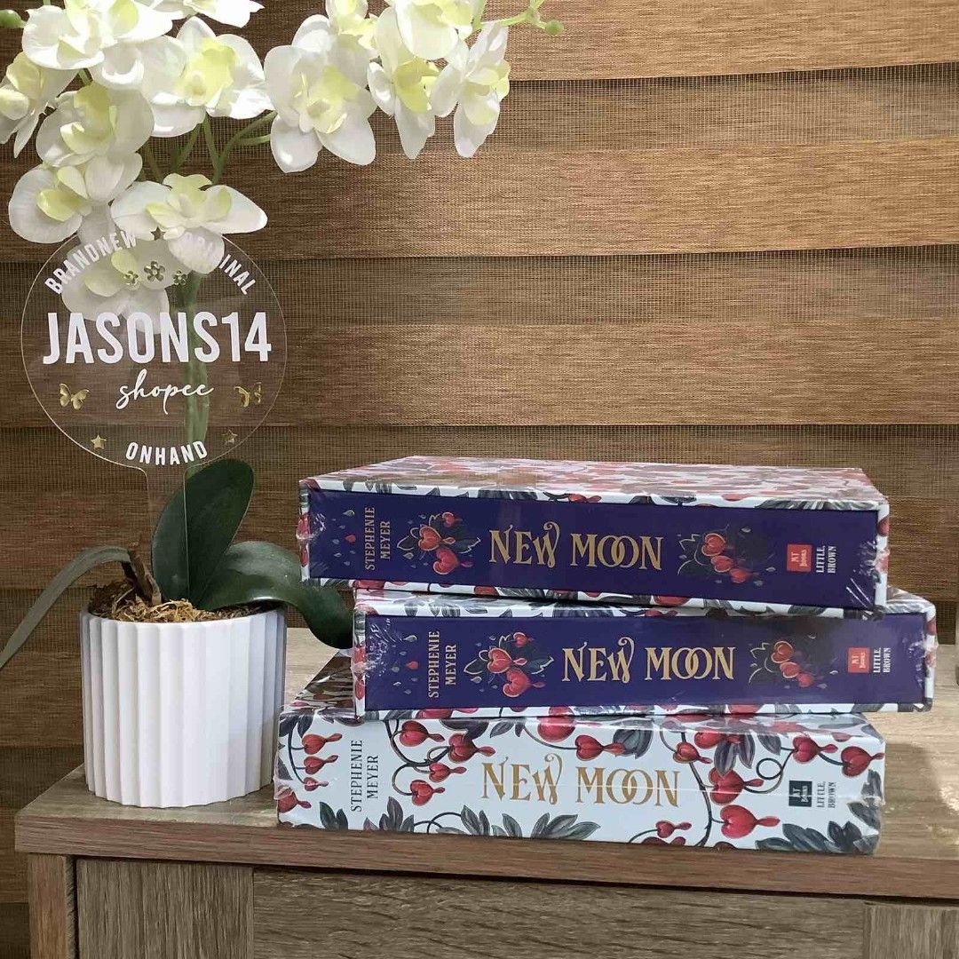 New Moon BY STEPHANIE MEYER (Category: Storybooks) located in San Juan City. Submitted by jasonsshopee (Listing ID 1469674043, Image 3). Description: .