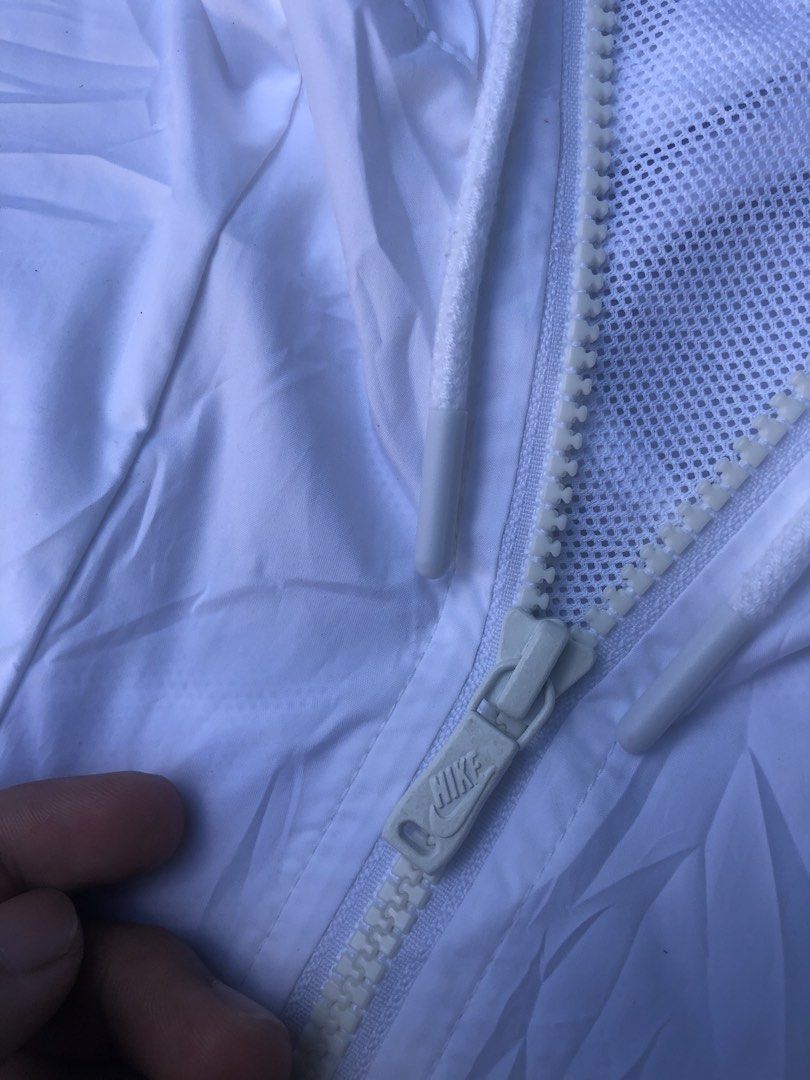 NIKE 2 TONE WINDBREAKER JACKET (Category: Coats, Jackets and Outerwear) located in Mabalacat. Submitted by makithrift30 (Listing ID 1469600677, Image 3). Description: DIMES: 23x25 CONDITION L: 10/10 COLOR RATE: 10/10 ISSUE: LAST PIC DIPO SIYA HAIRLINE OR CRAck.