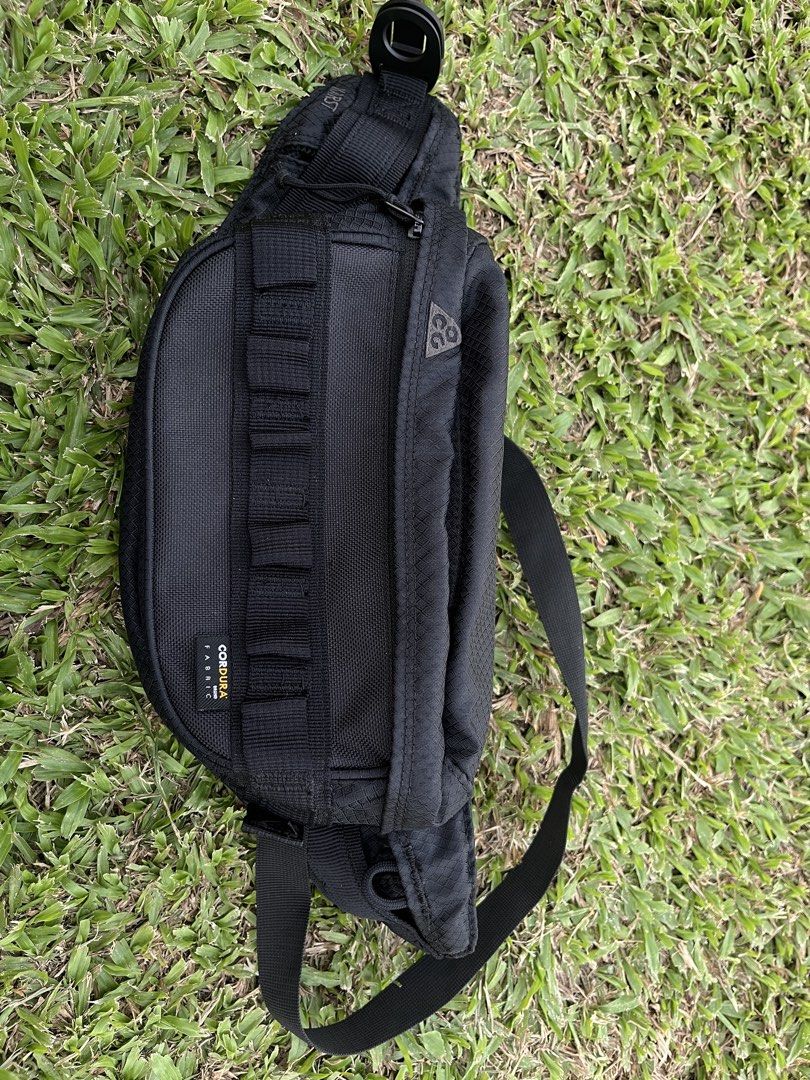 Nike ACG Karst Waist Bag Black (Category: Belt bags, Clutches and Pouches) located in Angeles City. Submitted by segundamanoy (Listing ID 1469656733, Image 1). Description: - 100% Authentic Nike ACG Karst waist pack in versatile black - Built with ultra-durable Cordura ripstop fabric for heavy-duty use - Multiple zipped compartments and inner mesh pockets to keep your gear organized - Front daisy chain webbing for extra attachment options - Adjus