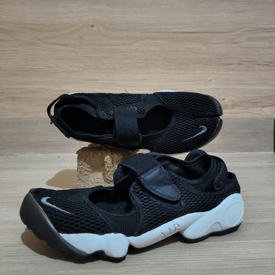 Nike Air Rift Breathe (Category: Sneakers) located in Marikina City. Submitted by thrift.ni.furugi (Listing ID 1469625921, Image 2). Description: Size US8 EU39 25cm Details : Embroidered Swoosh Hook-and-loop closures Lightweight Air cushioning in the heel delivers lasting comfort Rubber detailing on the outsole Nike logo on the front Features rugged tread.
