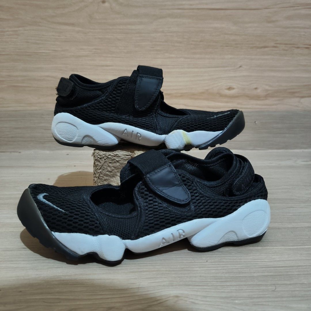 Nike Air Rift Breathe (Category: Sneakers) located in Marikina City. Submitted by thrift.ni.furugi (Listing ID 1469625921, Image 1). Description: Size US8 EU39 25cm Details : Embroidered Swoosh Hook-and-loop closures Lightweight Air cushioning in the heel delivers lasting comfort Rubber detailing on the outsole Nike logo on the front Features rugged tread.