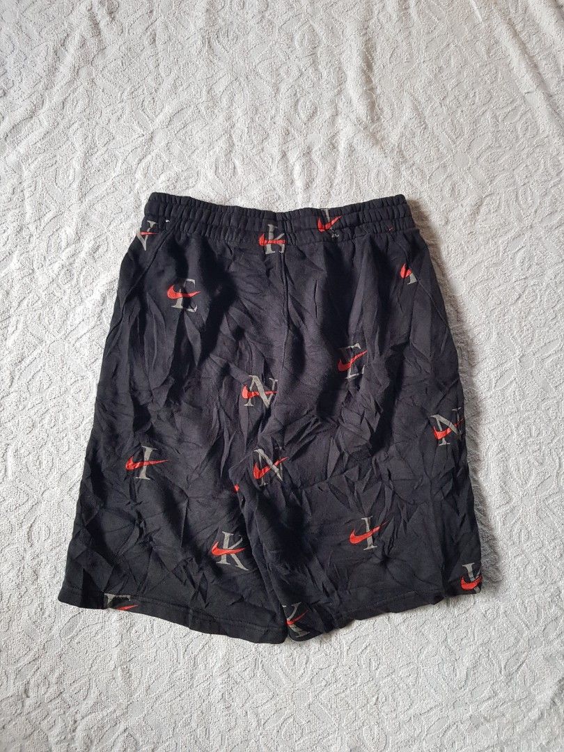 Nike Aop Short (Category: Shorts) located in Santo Domingo. Submitted by jcobedoza213916 (Listing ID 1469577858, Image 3). Description: Nike Aop Short Men's waistline 28-30-32 lenght 18 above the knee size on tag XL 2pcs pocket embroid logo nike garterized with lace excellent condition color rate 9.7/10 no issue.