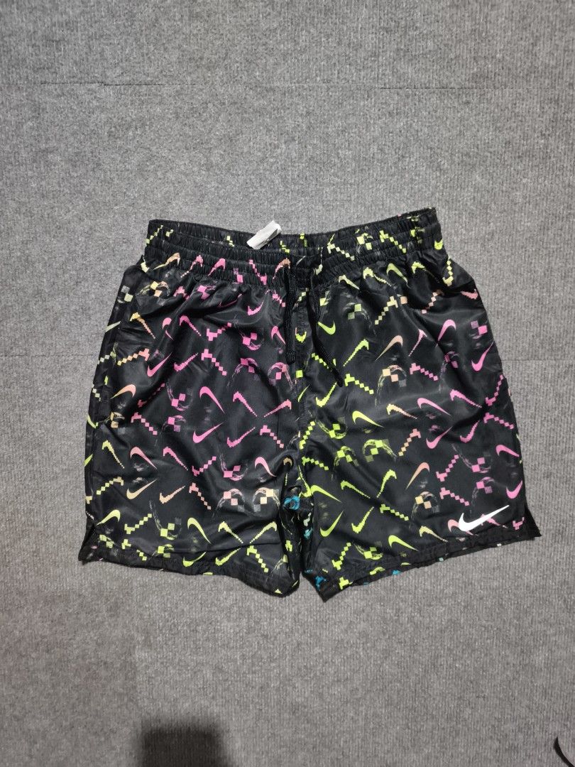 Nike AOP Woven Short (Category: Shorts) located in Getafe. Submitted by charlon_thrift (Listing ID 1469687836, Image 3). Description: NIKE AOP WOVEN SHORT💢 GOOD AS NEW NO ISSUE SIZE SMALL WAIST 28-32 LENGTH 16 BOHOL📍 📥📥📥.