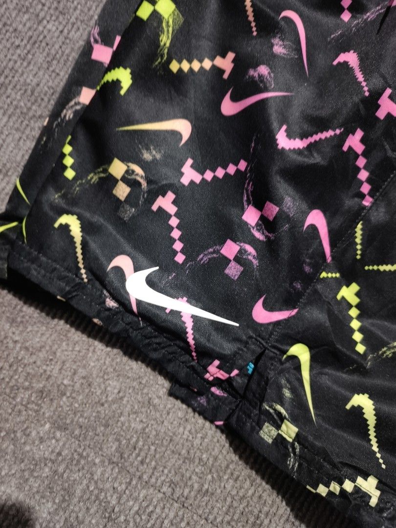 Nike AOP Woven Short (Category: Shorts) located in Getafe. Submitted by charlon_thrift (Listing ID 1469687836, Image 2). Description: NIKE AOP WOVEN SHORT💢 GOOD AS NEW NO ISSUE SIZE SMALL WAIST 28-32 LENGTH 16 BOHOL📍 📥📥📥.