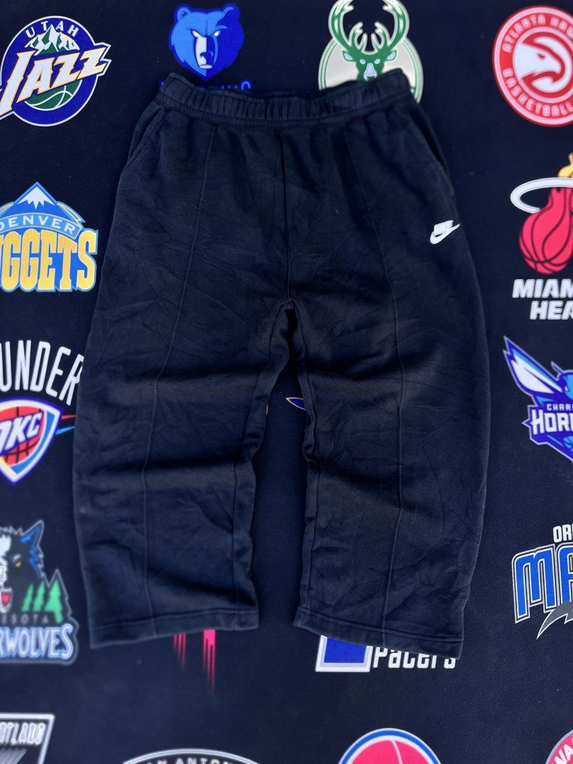 Nike Baggy Sweat Pants (Category: Joggers) located in Santa Barbara. Submitted by keldude (Listing ID 1469636607, Image 1). Description: Waist 30-40 Length 38 Thigh 13.5 Hem 10 Excellent Condi 10 Color Rate No Issue.