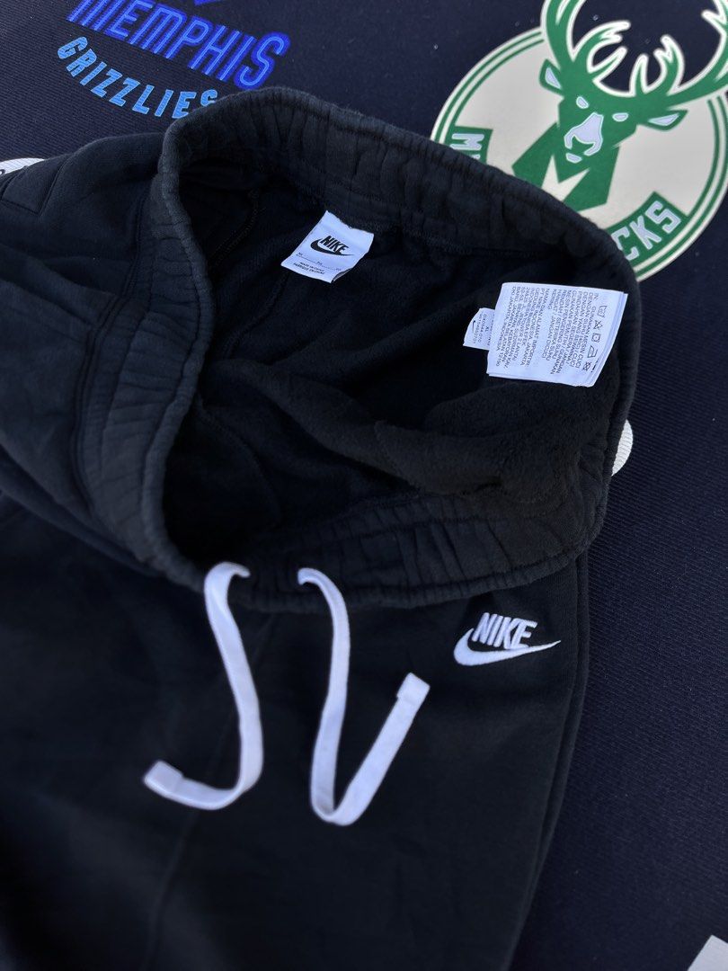 Nike Baggy Sweat Pants (Category: Joggers) located in Santa Barbara. Submitted by keldude (Listing ID 1469636607, Image 3). Description: Waist 30-40 Length 38 Thigh 13.5 Hem 10 Excellent Condi 10 Color Rate No Issue.