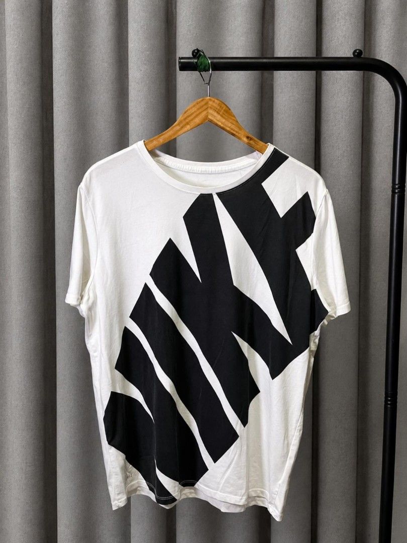 NIKE BIG LOGO SHIRT (Category: Tshirts & Polo Shirts ) located in Davao. Submitted by blazing.rachel02 (Listing ID 1469582696, Image 1). Description: 22 x 27 (fits large) Color rate: 9.7/10 Excellent condition No issue Can do VC with actual item.
