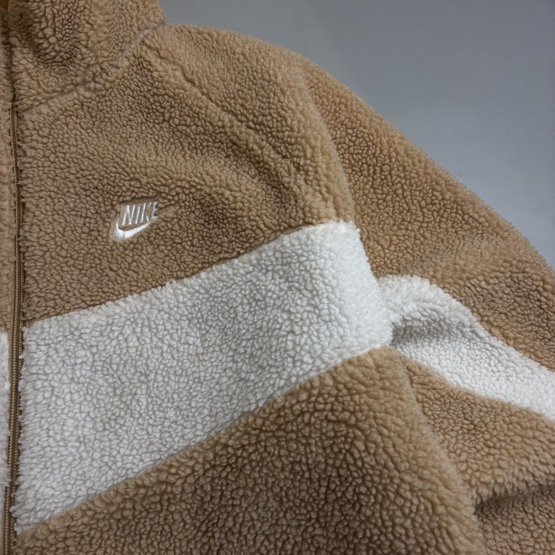 NIKE BIG SWOOSH (Category: Coats, Jackets and Outerwear) located in Taguig. Submitted by the_rare_edit (Listing ID 1469596809, Image 3). Description: DIMENSIONS: 23x27 ISSUE: none COLOR RATE: 9.8/10 CONDITION: Excellent condition .