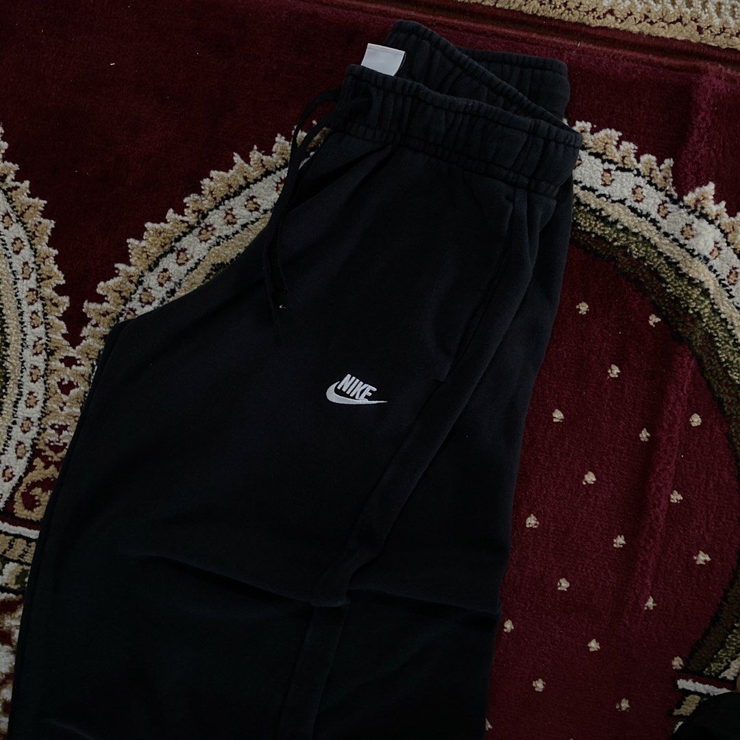 Nike Black Sweatpants Size M (Category: Joggers) located in Angeles City. Submitted by najibfinds (Listing ID 1469669409, Image 2). Description: Good Condition Length 37 Waisth 27-33 abjustable leg hole 11.5.