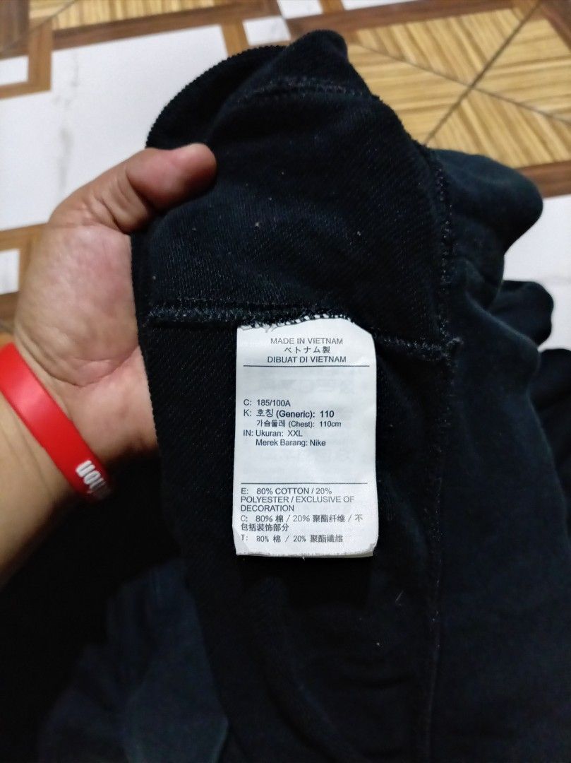 Nike Black Sweatshirt XXL (Category: Coats, Jackets and Outerwear) located in Naga. Submitted by catimbange25697 (Listing ID 1469713222, Image 2). Description: - Brand: Nike - Color: Black with white embroidered swoosh logo - Size: XXL (Chest 110cm, 185/100A) - Material: 80% Cotton, 20% Polyester - Origin: Made in Vietnam - Condition: Excellent everyday pullover with long sleeves and crew neck design W24 L28inches .