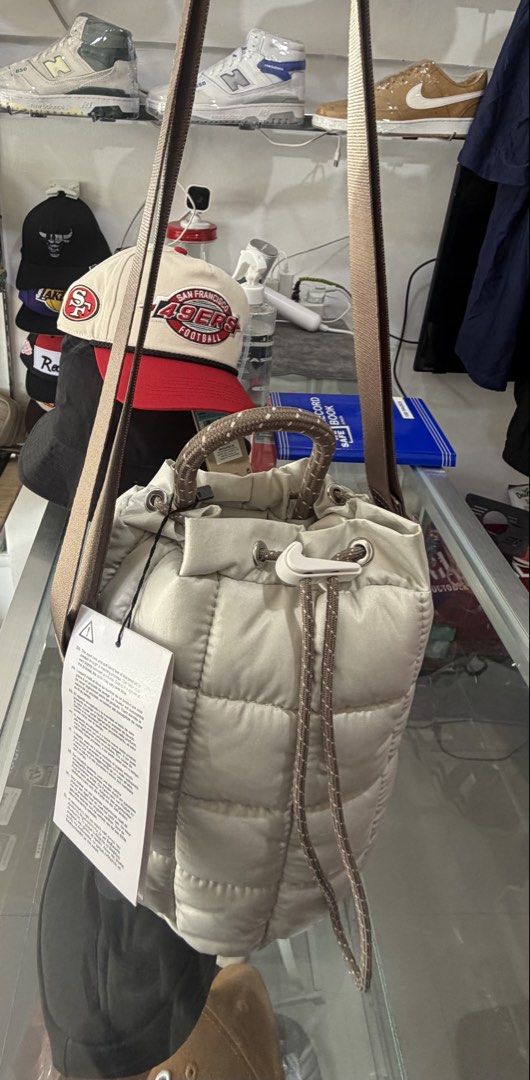 Nike bucketbag (Category: Cross-body Bags) located in Pinamalayan. Submitted by danilotubero08 (Listing ID 1469629211, Image 3). Description: .