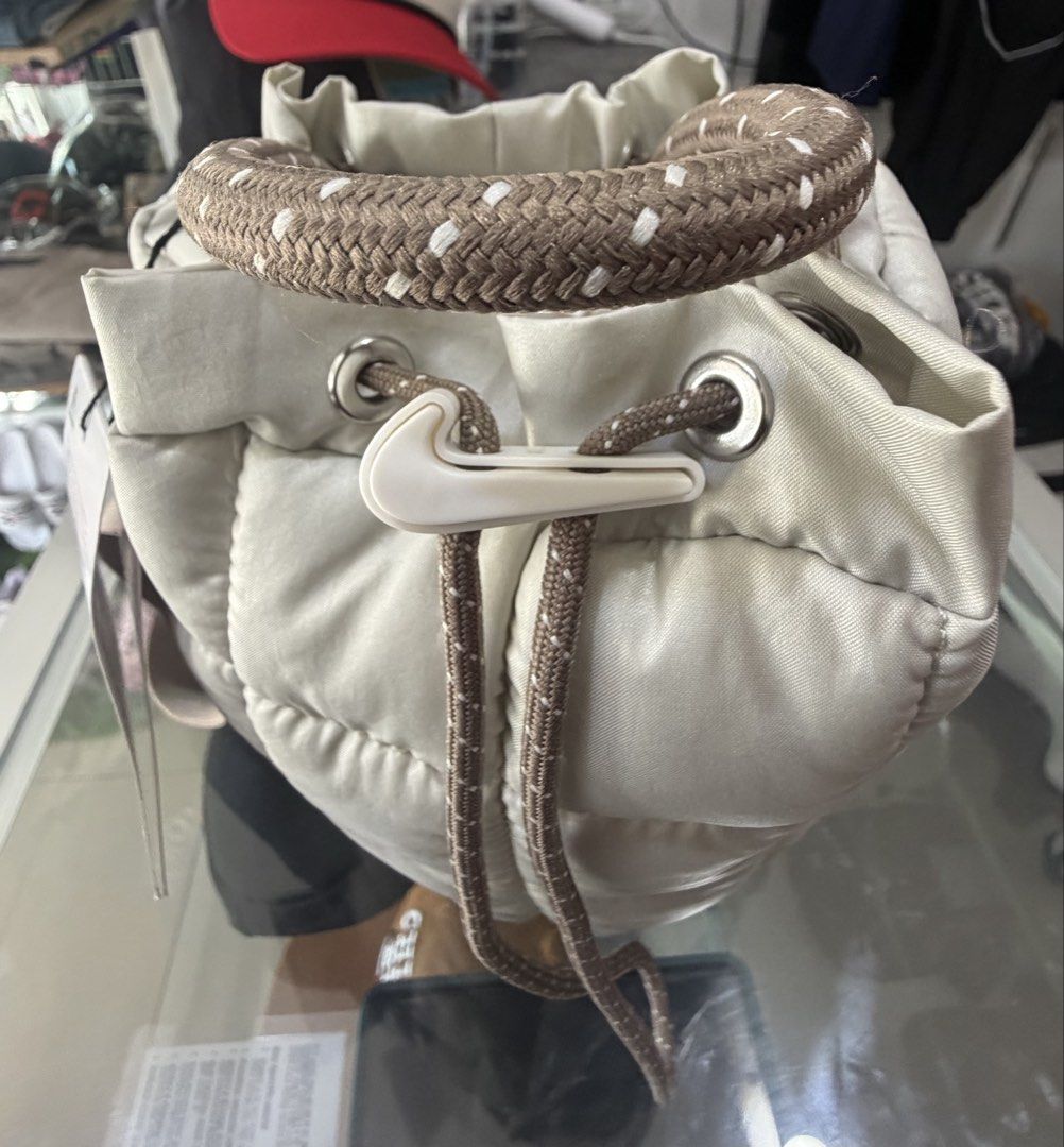 Nike bucketbag (Category: Cross-body Bags) located in Pinamalayan. Submitted by danilotubero08 (Listing ID 1469629211, Image 2). Description: .