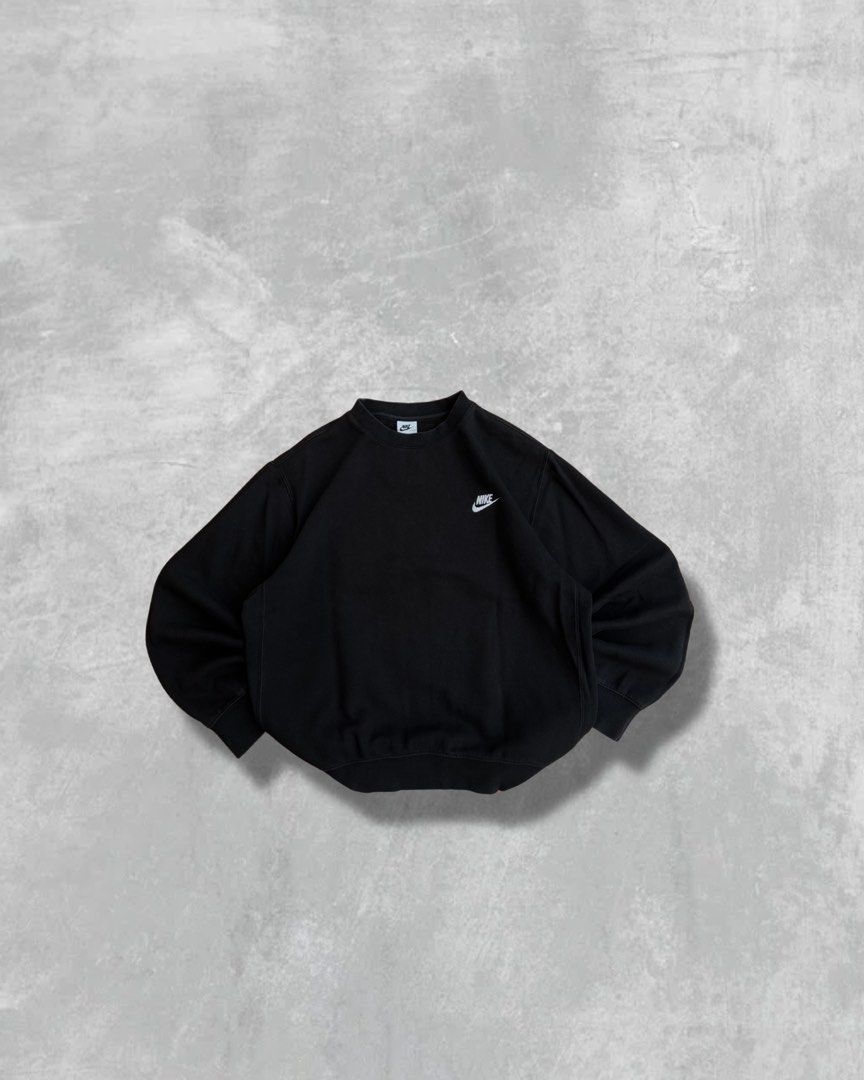 NIKE CREWNECK (Category: Coats, Jackets and Outerwear) located in Batangas. Submitted by engr_thrift (Listing ID 1469670307, Image 1). Description: 📌 NIKE (Medium ) 📐Dimension ( Inches ) Length: 26 Width : 23 Color rate: 9.5/10 Issue : none.