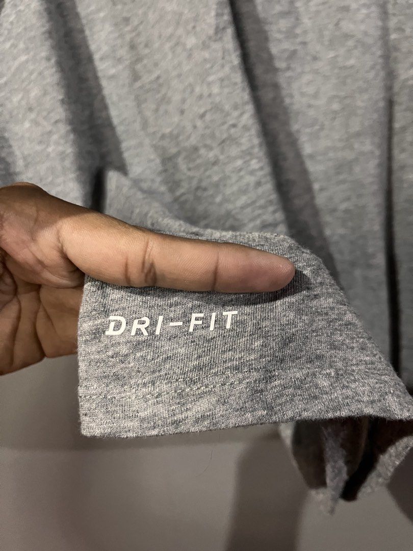 Nike dri-fit men’s shirt (Category: Tshirts & Polo Shirts ) located in San Mateo. Submitted by street_rev (Listing ID 1469679599, Image 2). Description: 28.5 x 23.5.