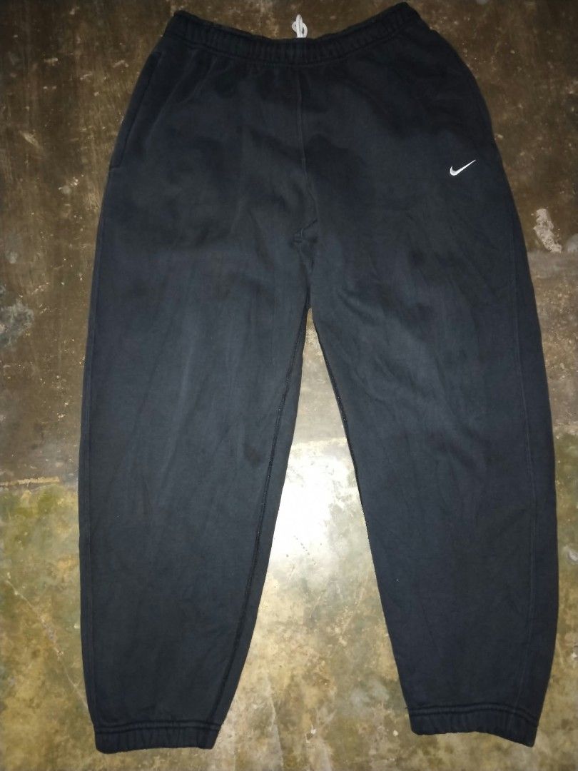 Nike Fleece sweatpants (Category: Activewear) located in Cavite. Submitted by adynnej.various.items (Listing ID 1469681665, Image 1). Description: with an elastic waistband and a white embroidered Nike Swoosh logo on the upper left hip. -Zippered pockets Color Rate: 8.8/10.