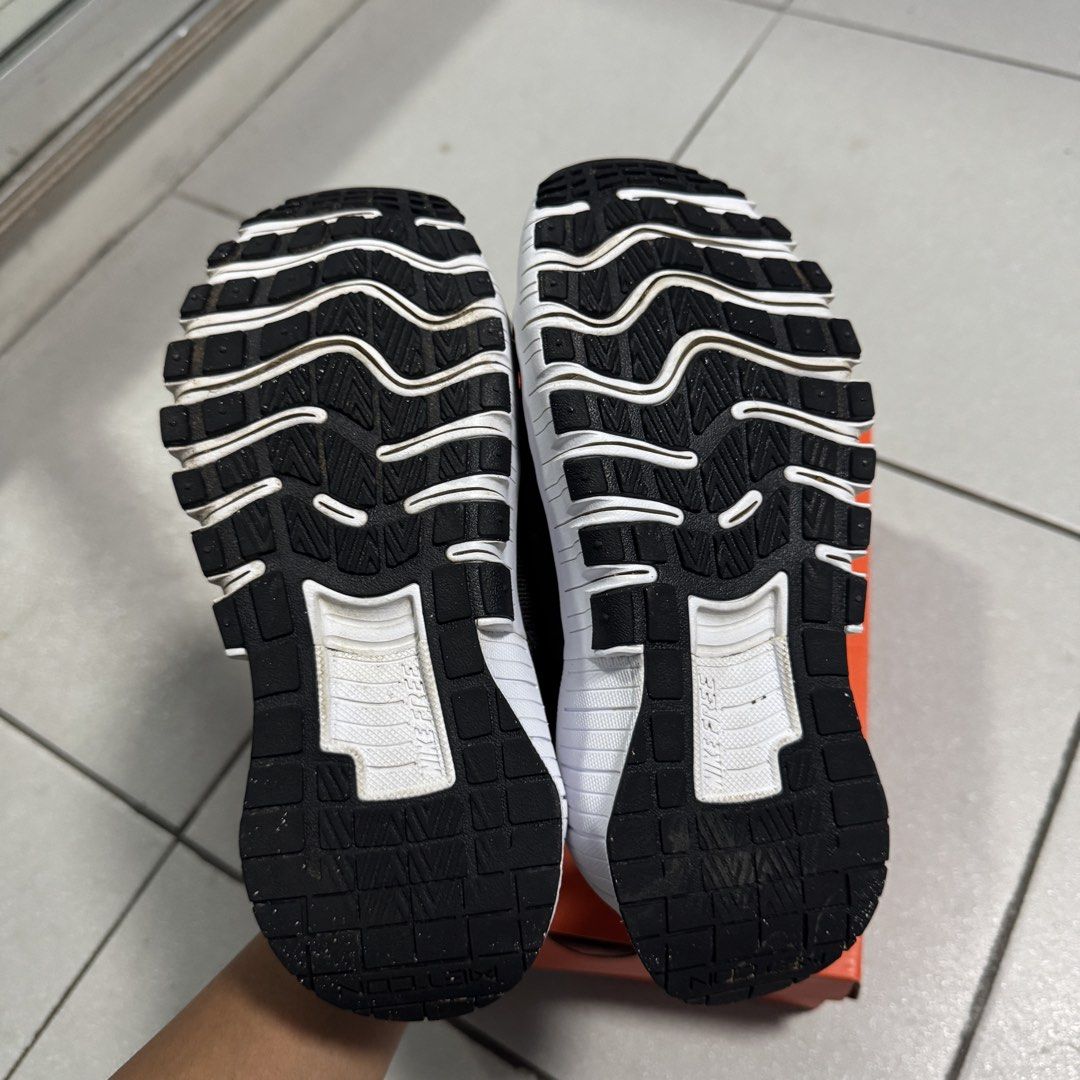 Nike Free Metcon 6 Black (Category: Sneakers) located in Pasig City. Submitted by closet_declut95 (Listing ID 1469688822, Image 3). Description: Used only once Comes with box Size: US 6 womens 23cm Great for gym workouts / weight training / crossfit etc.