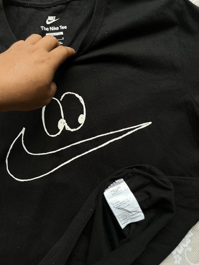 Nike Graphic Swoosh Eyes Tee Black (Category: Tshirts & Polo Shirts ) located in Manila. Submitted by trustedmichael. (Listing ID 1469706534, Image 1). Description: Nike Tee Loose Fit on Tag☑️ W 22 L 29-30 M on tag Goods L Excellent condition✅ - Brand: Nike - Color: Black with graphic eyes and swoosh design - Size: Medium (Loose fit) - Fit/Style: Crew neck, short sleeves, casual wear - Condition: Excellent / Ready to ship .