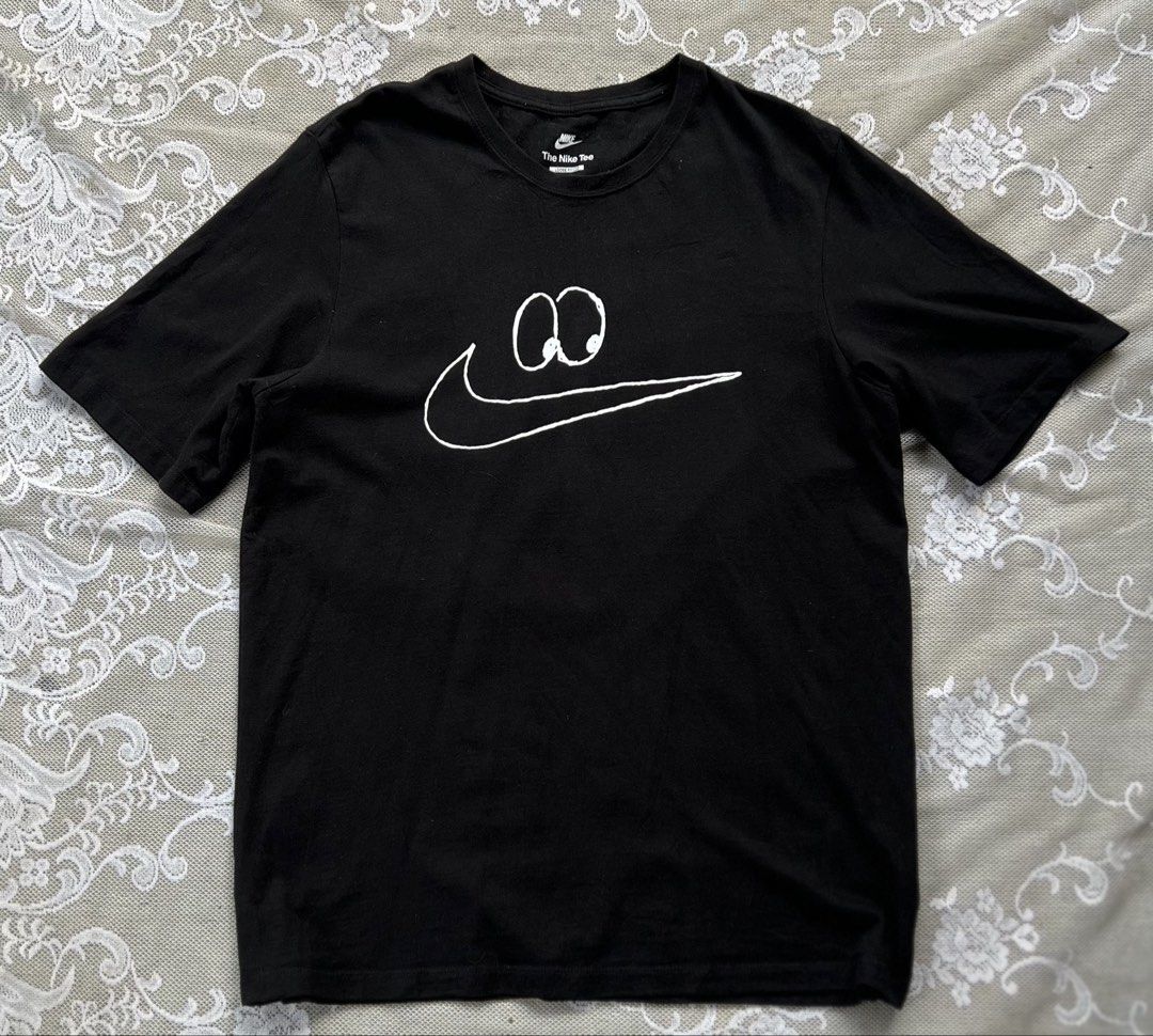 Nike Graphic Swoosh Eyes Tee Black (Category: Tshirts & Polo Shirts ) located in Manila. Submitted by trustedmichael. (Listing ID 1469706534, Image 2). Description: Nike Tee Loose Fit on Tag☑️ W 22 L 29-30 M on tag Goods L Excellent condition✅ - Brand: Nike - Color: Black with graphic eyes and swoosh design - Size: Medium (Loose fit) - Fit/Style: Crew neck, short sleeves, casual wear - Condition: Excellent / Ready to ship .