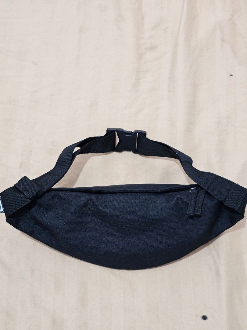 NIKE Heritage Waistpack / Sling Bag (Black) (Category: Belt bags, Clutches and Pouches) located in Las Pinas. Submitted by 3xplor3r (Listing ID 1469595070, Image 3). Description: NIKE Heritage Waistpack / Sling Bag (Black) • Price: ₱500 • Condition: Preloved / Very clean print & interior mesh pocket • Perfect everyday essential for your phone, wallet, & keys! Location: Las Piñas, Parañaque or Pasay.