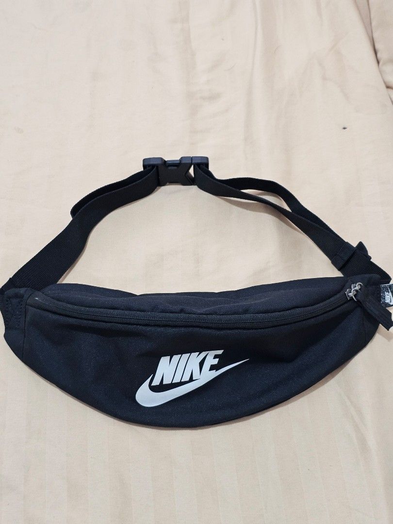 NIKE Heritage Waistpack / Sling Bag (Black) (Category: Belt bags, Clutches and Pouches) located in Las Pinas. Submitted by 3xplor3r (Listing ID 1469595070, Image 1). Description: NIKE Heritage Waistpack / Sling Bag (Black) • Price: ₱500 • Condition: Preloved / Very clean print & interior mesh pocket • Perfect everyday essential for your phone, wallet, & keys! Location: Las Piñas, Parañaque or Pasay.