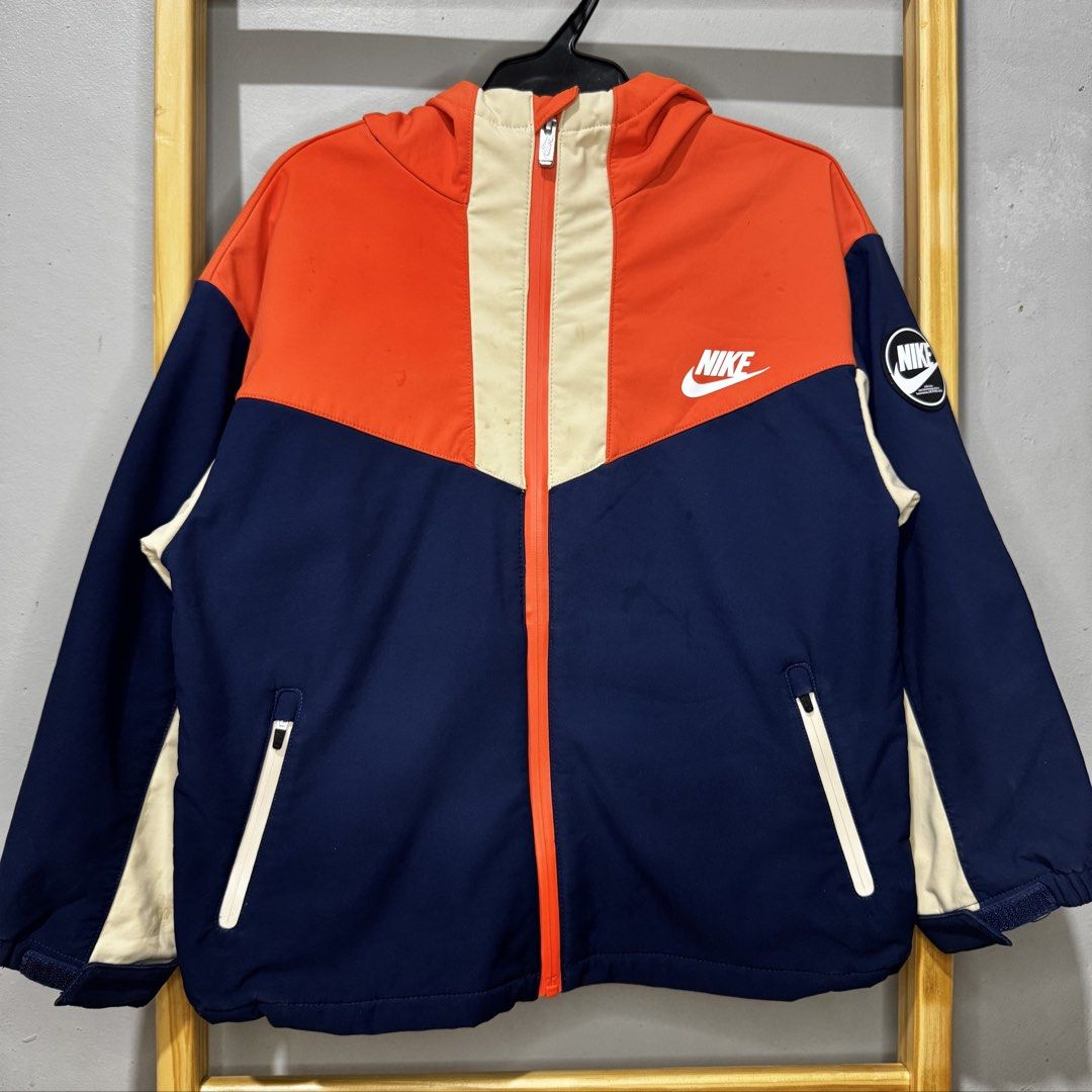 NIKE kids hoodie jacket (Category: Babies & Kids Fashion) located in Valenzuela. Submitted by thriftynanay88 (Listing ID 1469678568, Image 1). Description: Size 7Y on tag runs big Needs washing.