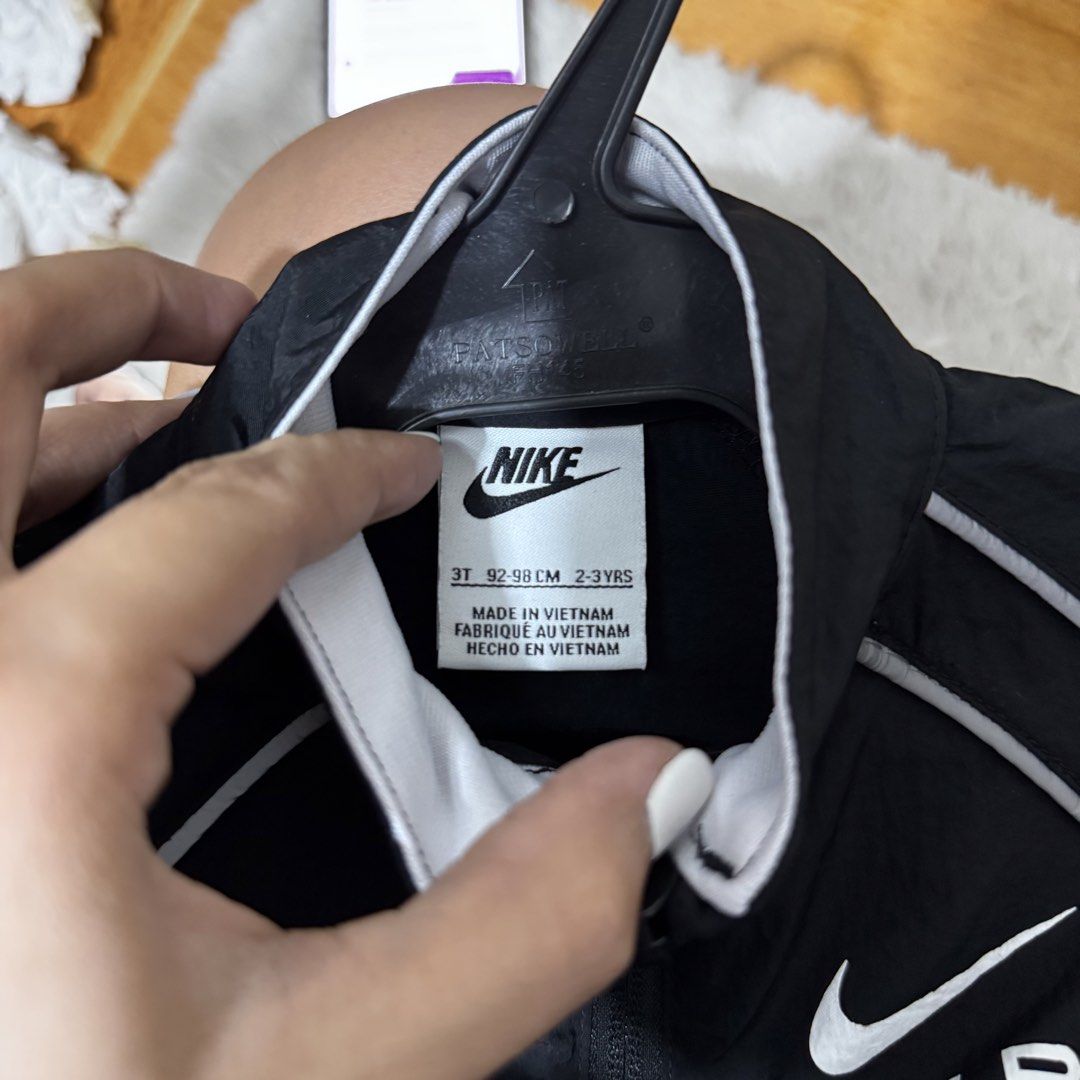 NIKE kids windbreaker jacket (Category: Babies & Kids Fashion) located in Valenzuela. Submitted by thriftynanay88 (Listing ID 1469678403, Image 3). Description: Size 3Y on tag.