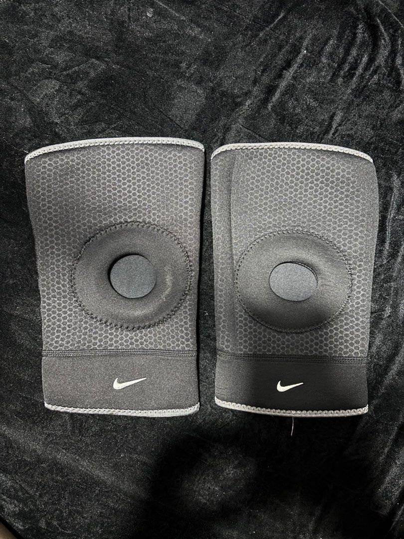 Nike kneepad (Category: Activewear) located in Pasig City. Submitted by swapwithme (Listing ID 1469618493, Image 2). Description: Original nike with gray lining Large size Black na black po yan, dahil lang po sa flash kaya ganyan yung color..