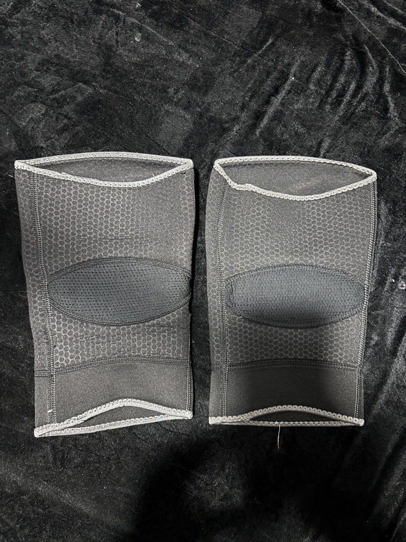 Nike kneepad (Category: Activewear) located in Pasig City. Submitted by swapwithme (Listing ID 1469618493, Image 3). Description: Original nike with gray lining Large size Black na black po yan, dahil lang po sa flash kaya ganyan yung color..