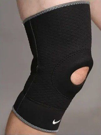 Nike kneepad (Category: Activewear) located in Pasig City. Submitted by swapwithme (Listing ID 1469618493, Image 1). Description: Original nike with gray lining Large size Black na black po yan, dahil lang po sa flash kaya ganyan yung color..