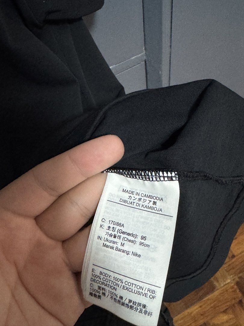 Nike Lab Tee (Category: Tshirts & Polo Shirts ) located in Makati City. Submitted by yougotmarc13 (Listing ID 1469604304, Image 3). Description: - Brand: Nike - Color: Solid black with white embroidered swoosh - Material: 100% cotton body and rib fabric - Fit: Classic fit with standard short sleeves a little oversized .