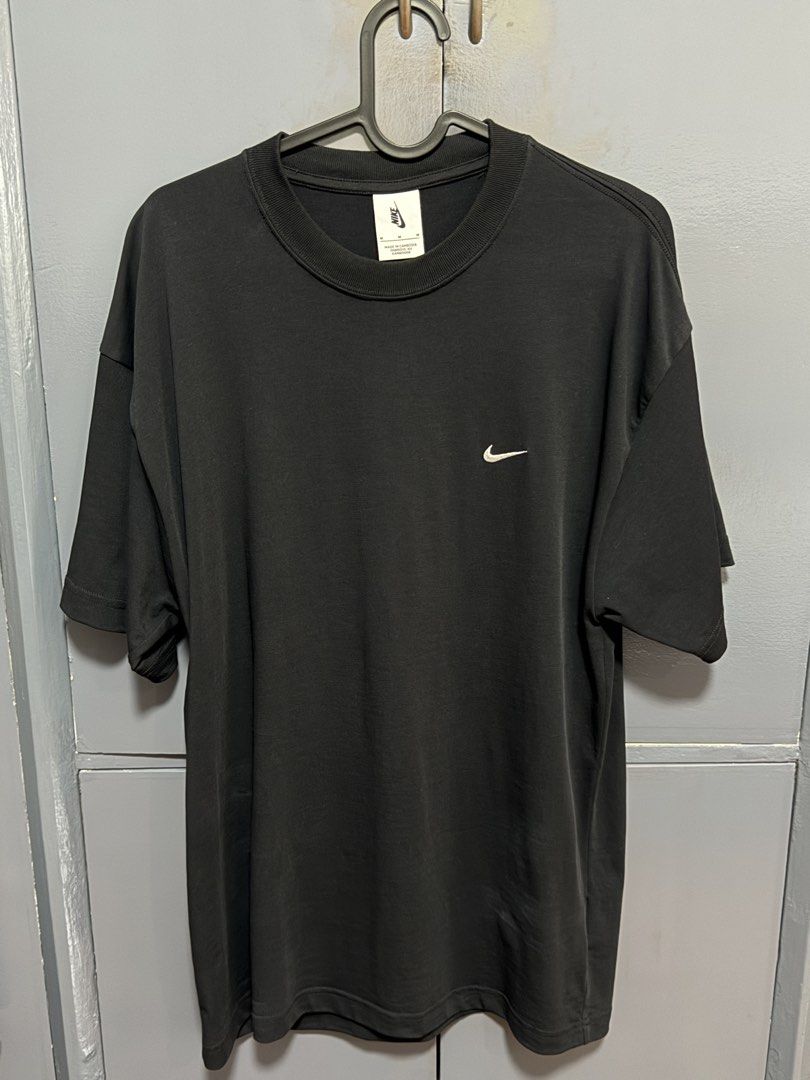 Nike Lab Tee (Category: Tshirts & Polo Shirts ) located in Makati City. Submitted by yougotmarc13 (Listing ID 1469604304, Image 1). Description: - Brand: Nike - Color: Solid black with white embroidered swoosh - Material: 100% cotton body and rib fabric - Fit: Classic fit with standard short sleeves a little oversized .