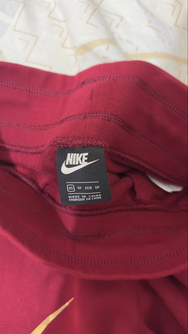 Nike Maroon Gold Logo Sweatpants (Category: Other Bottoms) located in Manila. Submitted by itsmepey (Listing ID 1469728599, Image 3). Description: - unused - unisex.