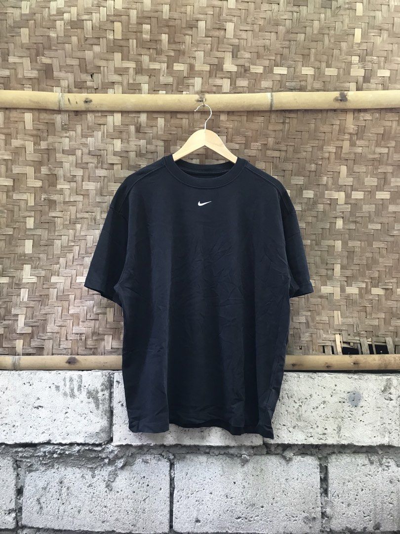 Nike med swoosh logo (Category: Activewear) located in Talisay. Submitted by abneralamo (Listing ID 1469675093, Image 1). Description: Nike med swoosh logo Size large.