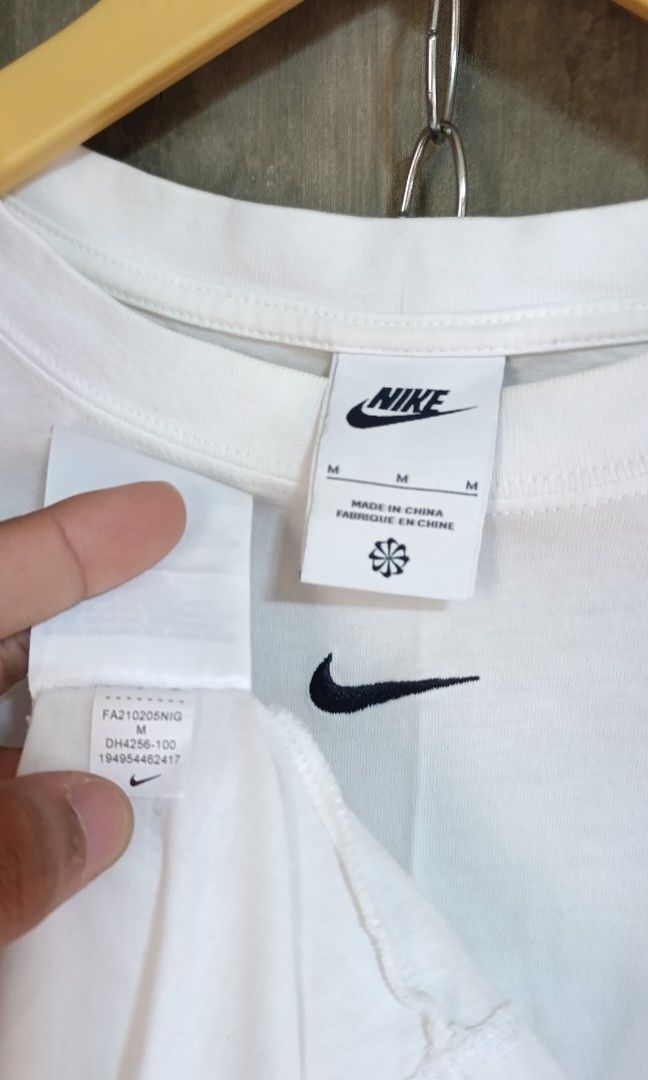NIKE MIDSWOOSH,NO ISSUE,B-NEW CONDITION,21*27 (Category: Luxury Apparel) located in Tumauini. Submitted by patricktag49926 (Listing ID 1469726179, Image 2). Description: .
