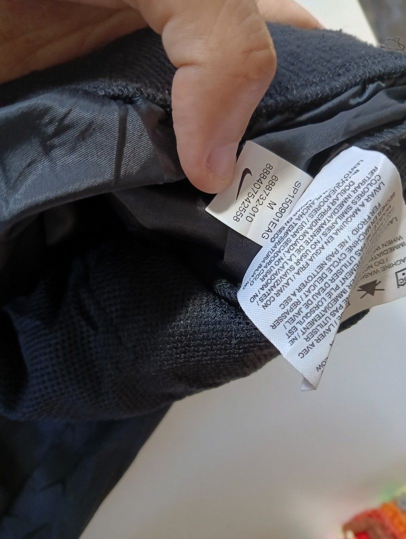 Nike Revival Dri Fit Capri Pants (Category: Activewear) located in Rizal. Submitted by timeless_shop (Listing ID 1469644952, Image 3). Description: ORIGINAL NIKE Revival Woven Capri Pants - Size MEDIUM - Dri-Fit Black ✨ 📏 Length: 26 inches - Capri 📏 Waistline: 14 inches 📏 Size Fit: 29-32 Waistline 🎨 Color: Black - buo pa kulay! Black na Black ✂️ Style: Revival Woven Capri elastic garter sa baba! 💯 Good Condition: 9.9/10 🎨 Color Rate: 9.9/10