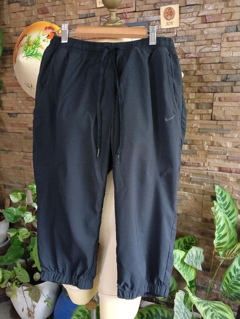 Nike Revival Dri Fit Capri Pants (Category: Activewear) located in Rizal. Submitted by timeless_shop (Listing ID 1469644952, Image 2). Description: ORIGINAL NIKE Revival Woven Capri Pants - Size MEDIUM - Dri-Fit Black ✨ 📏 Length: 26 inches - Capri 📏 Waistline: 14 inches 📏 Size Fit: 29-32 Waistline 🎨 Color: Black - buo pa kulay! Black na Black ✂️ Style: Revival Woven Capri elastic garter sa baba! 💯 Good Condition: 9.9/10 🎨 Color Rate: 9.9/10