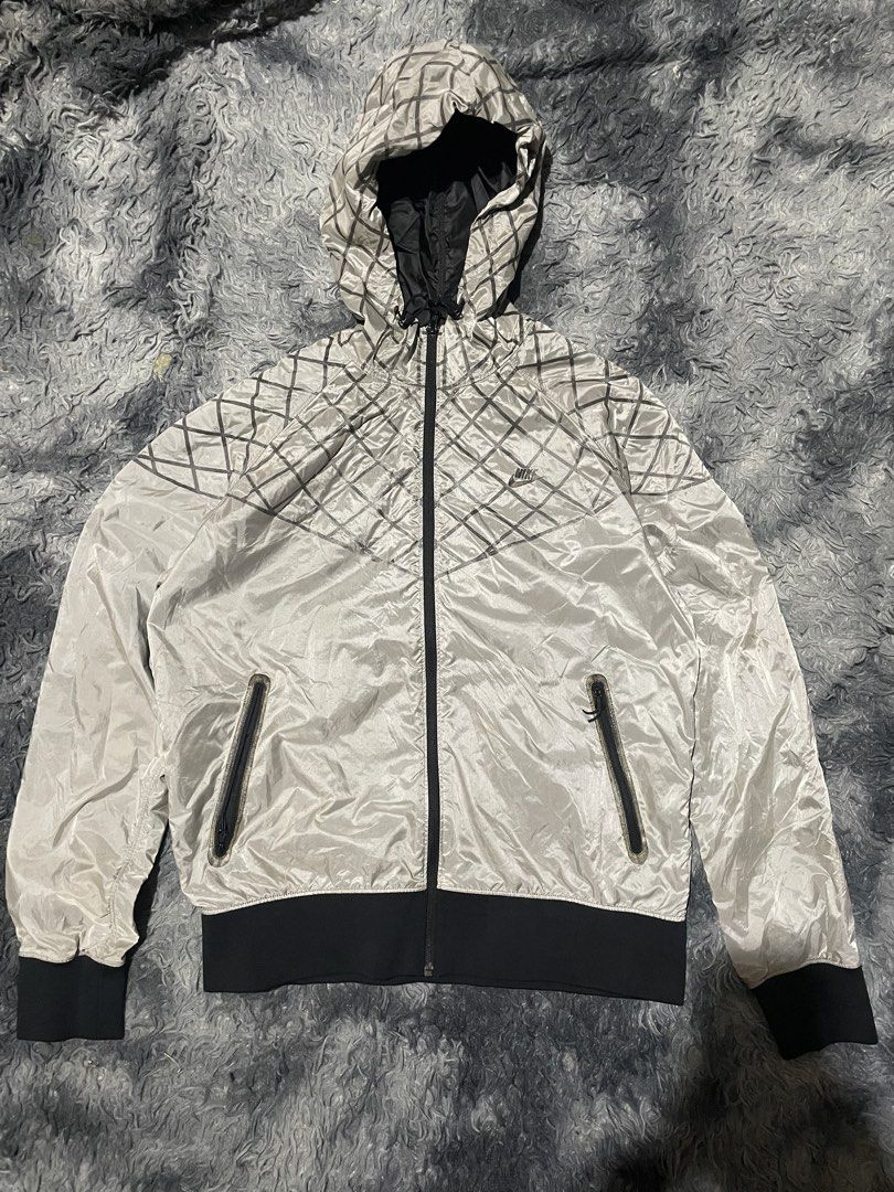 Nike Running Windbreaker Jacket (Category: Activewear) located in Mandaluyong City. Submitted by _yuujjj (Listing ID 1469694005, Image 1). Description: NIKE RUNNING WINDBREAKER JACKET SIZE – XL WIDTH – 23 LENGTH - 27 PRICE: 350.
