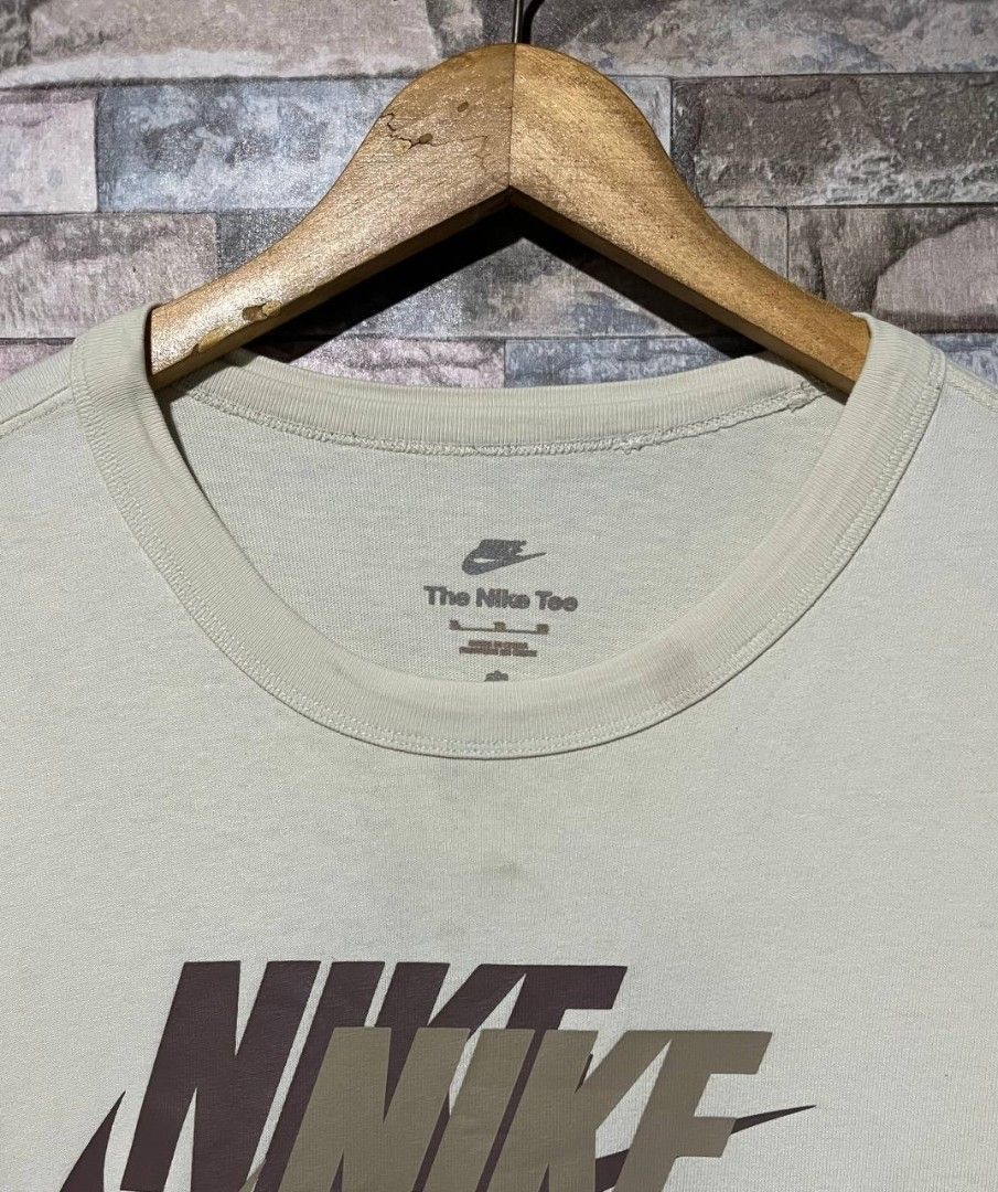 NIKE SHIRT HEAVY COTTON (Category: Tshirts & Polo Shirts ) located in Caloocan City. Submitted by wewearworn (Listing ID 1469611153, Image 2). Description: XL Best Fit 23 x 28.5 Excellent With minimal stain 9.5/10 Color Rate.