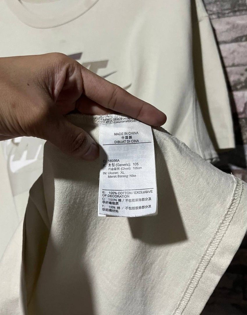 NIKE SHIRT HEAVY COTTON (Category: Tshirts & Polo Shirts ) located in Caloocan City. Submitted by wewearworn (Listing ID 1469611153, Image 3). Description: XL Best Fit 23 x 28.5 Excellent With minimal stain 9.5/10 Color Rate.