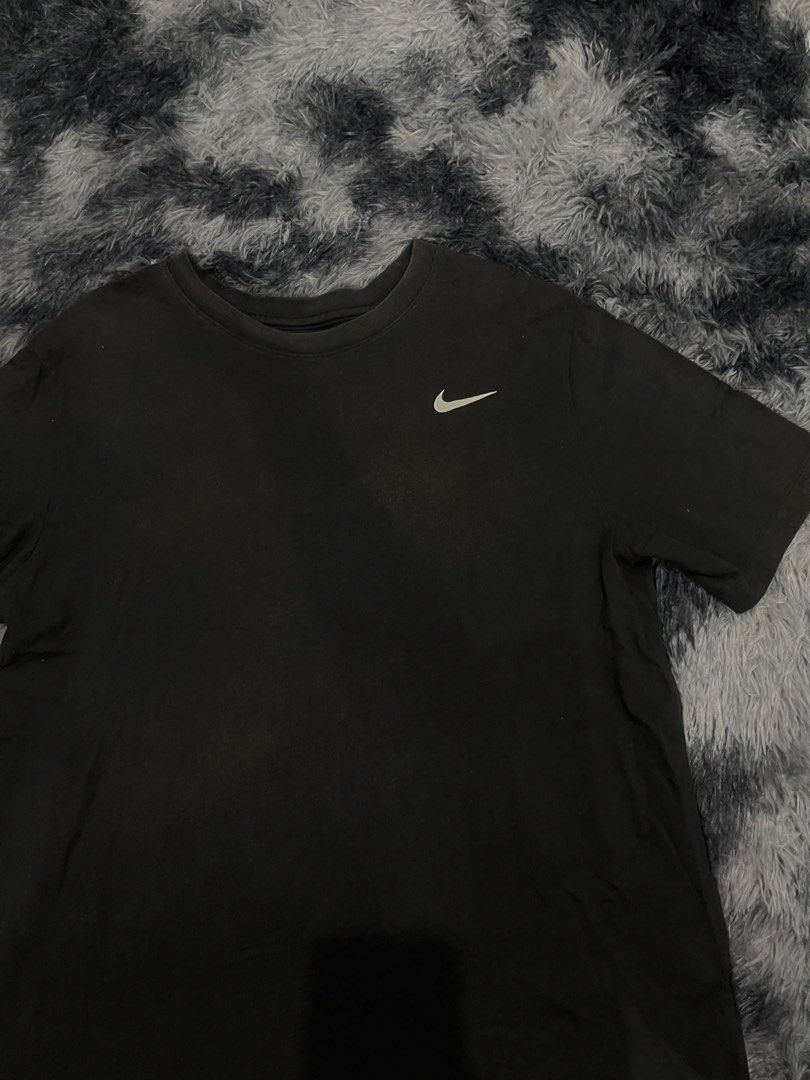 Nike side swoosh (Category: Formal Shirts) located in San Jacinto. Submitted by clothcartelph (Listing ID 1469655251, Image 1). Description: Nike Size: 2xl Dimes: 21/29 Condition: good condition Color rate: 8.7/10.