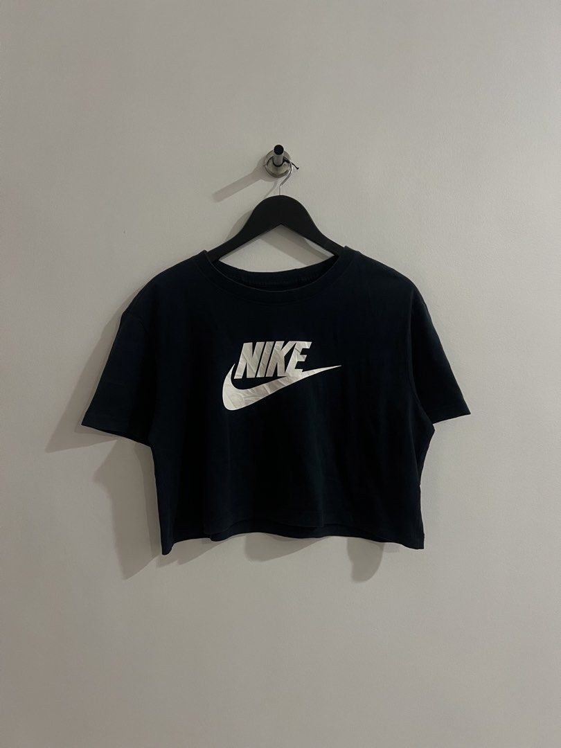 Nike Sportswear Essential Cropped Shirt (Authentic) (Category: Activewear) located in Iligan City. Submitted by wenologgyy (Listing ID 1469748186, Image 2). Description: Nike Sportswear Essential Cropped Shirt (Authentic) •(Very Good Condition) •(Issue: ) • (Size Large on tag) 💰₱ 348.